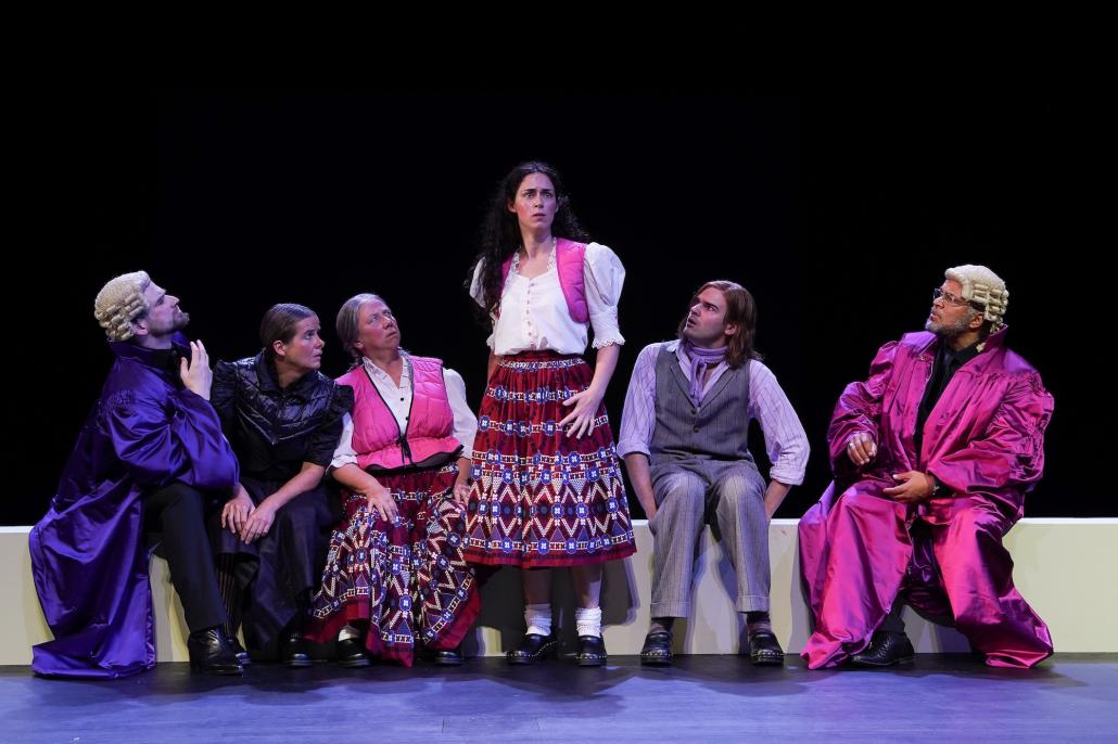 Wurde vom Publikum herzlich willkommen geheißen: „die Neue“ im Theater-Ensemble, Fayola Schönrock (Mitte).
