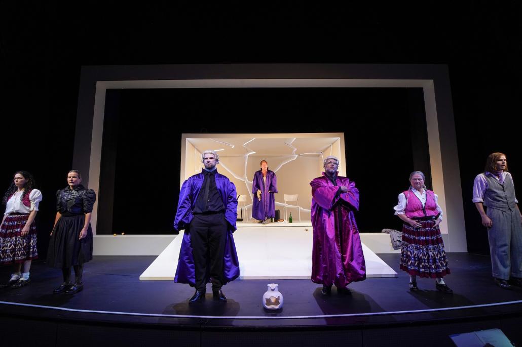 Einmal mehr überzeugt das gesamte Ensemble im Schauspielhaus.