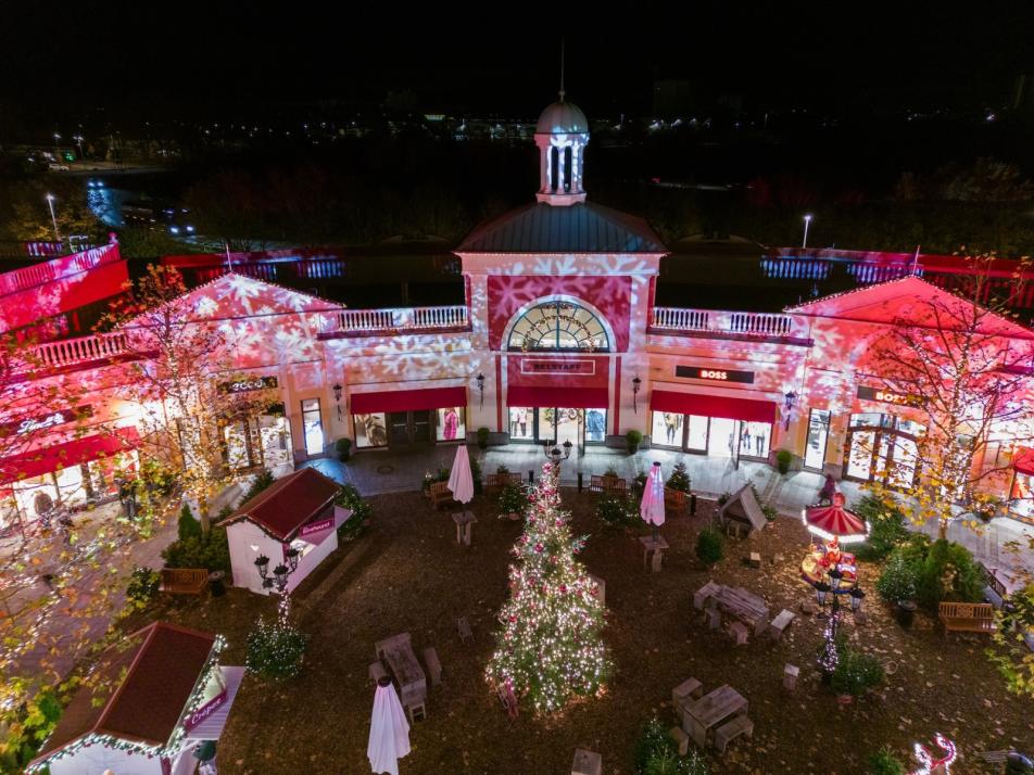 Wenn Shopping zum Spaziergang durch ein Weihnachtsdorf wird – festliche Atmosphäre aus jeder Perspektive.