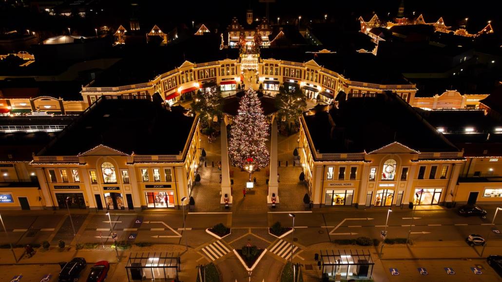 Lichterglanz von oben: So begrüßt das Designer Outlet Neumünster seine Besucherinnen zur festlichsten Shoppingzeit des Jahres.