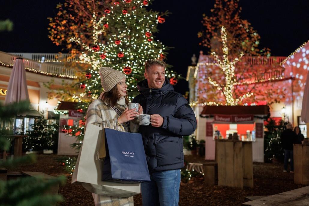 Zwischen Tüten und Tassen: Gemeinsam genießen, was das Wintershopping so besonders macht.