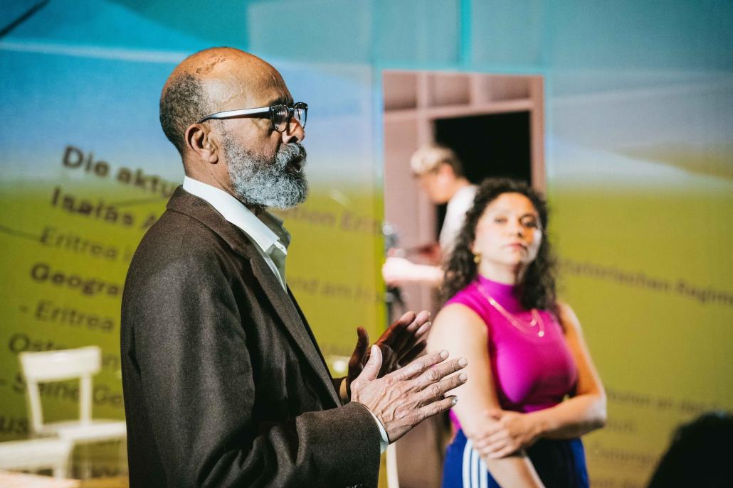 „Echos aus Eritrea“: Wenn Identität zur Herausforderung wird – ein eindrucksvoller Theaterabend über Herkunft, Freiheit und das Unsichtbare dazwischen.