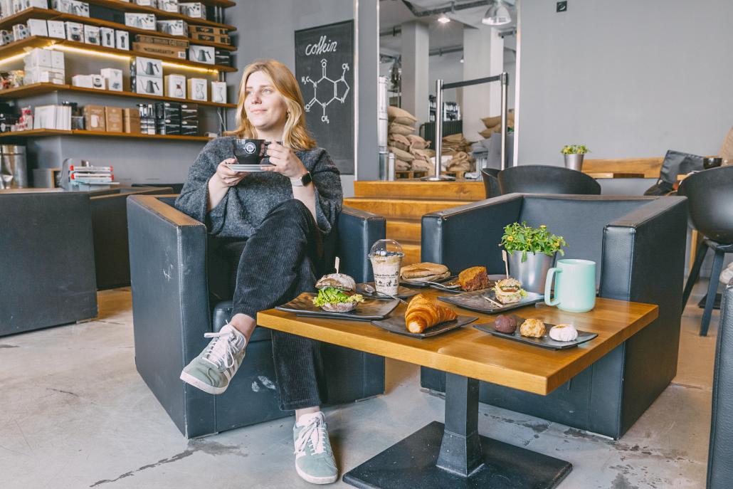 Frisch belegte, besondere Brötchen, Croissants, köstliche 
Kuchen und herausragender Kaffee für die Auszeit zwischendurch.