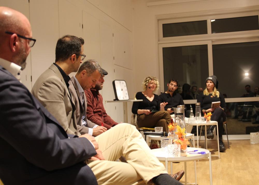 Alle vier Kandidaten hörten Gastgeberin Jacqueline Jürgensen (Mitte) aufmerksam zu