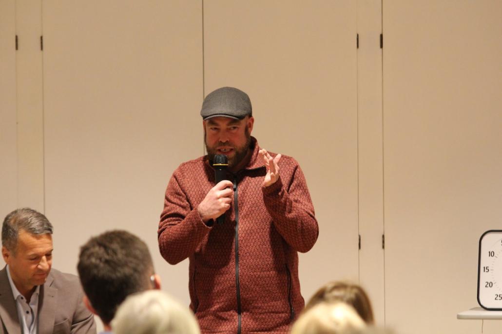 Möchte Bürokratie abbauen und Beteiligung stärken: Björn Thoroe setzt auf mehr Mitbestimmung für Gastgeber*innen in Kiel.