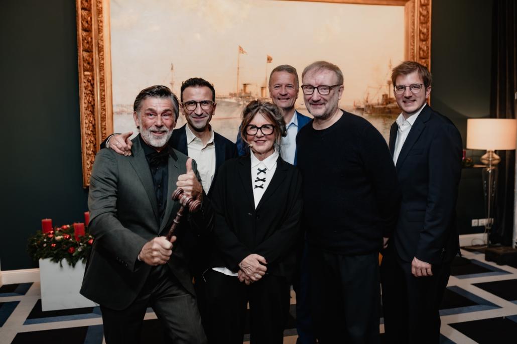 Auktionator Sascha Dobrovolschi, Oberbürgermeister-Kandidat Samet Yilmaz, ehem. Stadtmissions-Geschäftsführerin Karin Helmer, Oberbürgermeister-Kandidat Gerrit Derkowski, Schauspieler Rainer Bock und Stadtmissions-Geschäftsführer Sebastian...