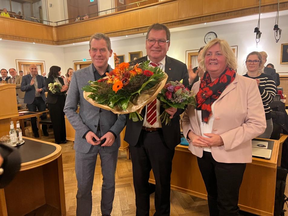 v. li.: Oberbürgermeister Ulf Kämpfer, Sozialdezernent Gerwin Stöcken und Stadtpräsidentin Bettina Aust 