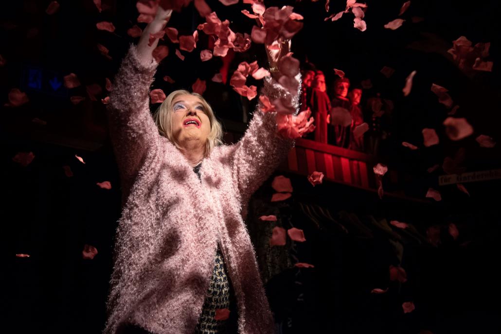 Vom ewigen Schatten ins Rampenlicht: Markus Dentler brilliert als Anne-Marie in der skurril-witzigen Solo-Premiere am 9. Januar im Theater Die Komödianten.