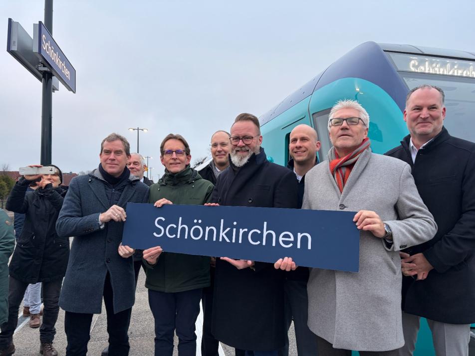 Von links: Kiels Oberbürgermeister Dr. Ulf Kämpfer, der stellvertretende Bürgermeister Schönkirchens Stefan Lansberg, NAH.SH-Geschäftsführer Dr. Arne Beck, Verkehrsminister Claus Ruhe Madsen, erixx-Geschäftsführer Nicolai Volkmann,...