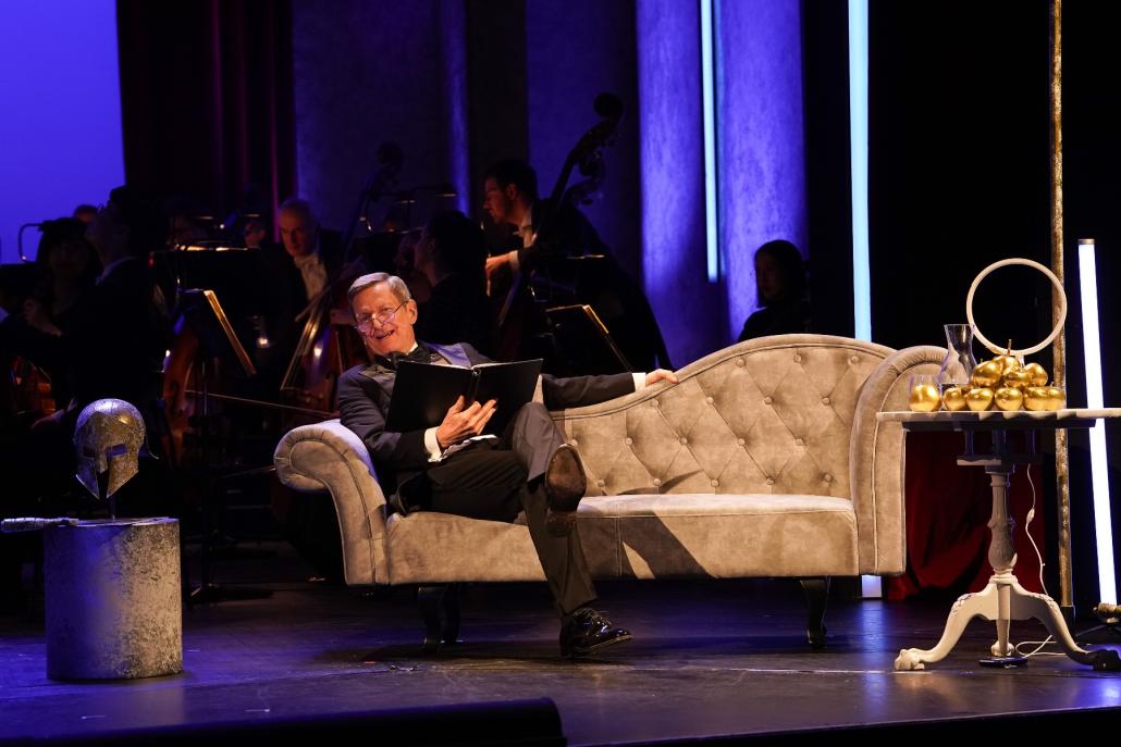 Michael Kessler als „Erzähler“ Loriot auf seinem Sofa.