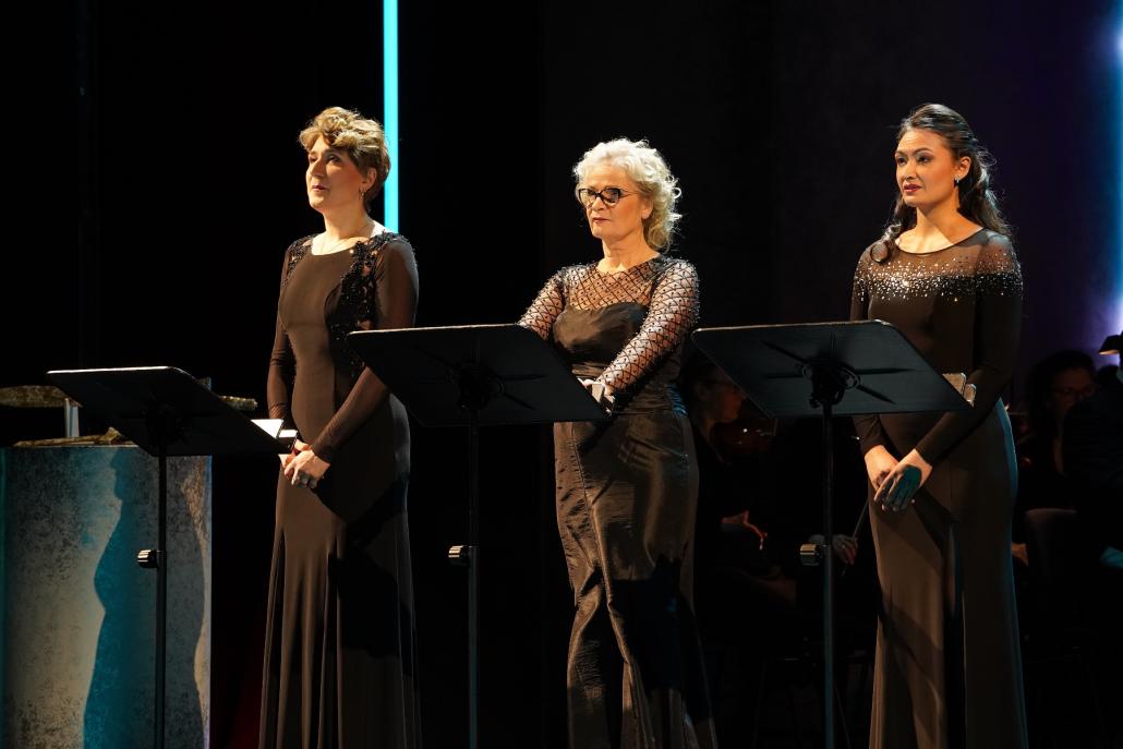 Die Rheintöchter Floßhilde (Tatia Jibladze), Wellgunde (Heike Wittlieg) und Woglinde (Xenia Cumento), deren Aufgabe es eigentlich ist, das Rheingold zu bewachen.