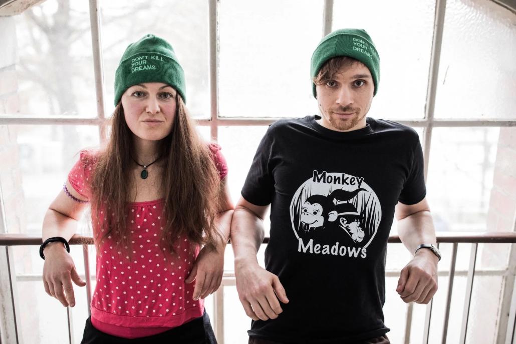 Monkey Meadows kreieren dichte Klangwelten zwischen Sehnsucht und Aufbruch – live als Duo, direkt und berührend.