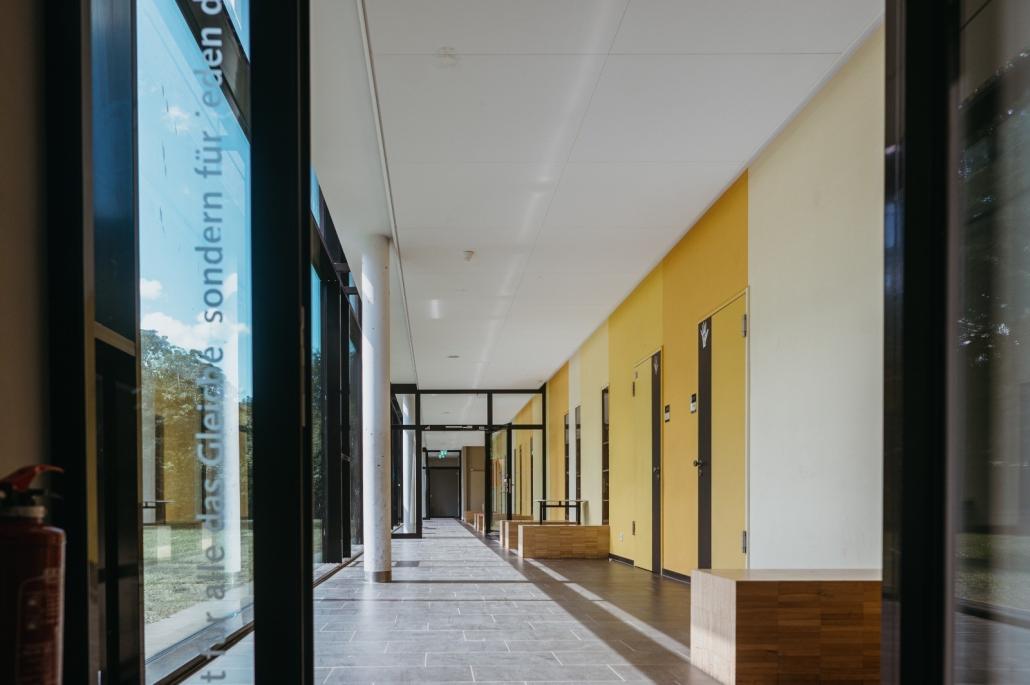 Ein Blick in den Flur der Goethe-Gemeinschaftsschule: Am Infoabend können Familien die Schule ganz persönlich kennenlernen.