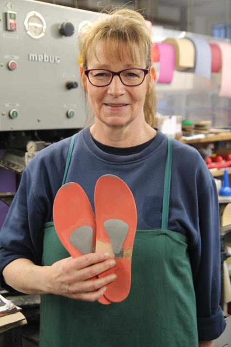 Erfahrung im Detail: Susanne Bertermann zeigt, wie wichtig Präzision bei der Einlagenfertigung ist.