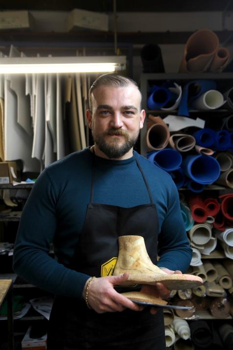 Vom Studium zur Schuhtechnik: Mitarbeiter Hidisen Dervishi berichtet, warum Handwerk mehr Perspektiven bietet, als man denkt.