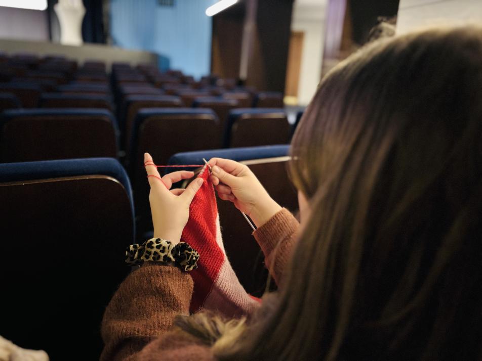 Mittendrin statt nur dabei: Unsere Kollegin Maya Schukies testet das Strick-Kino – Maschen zählen und Film hören inklusive.