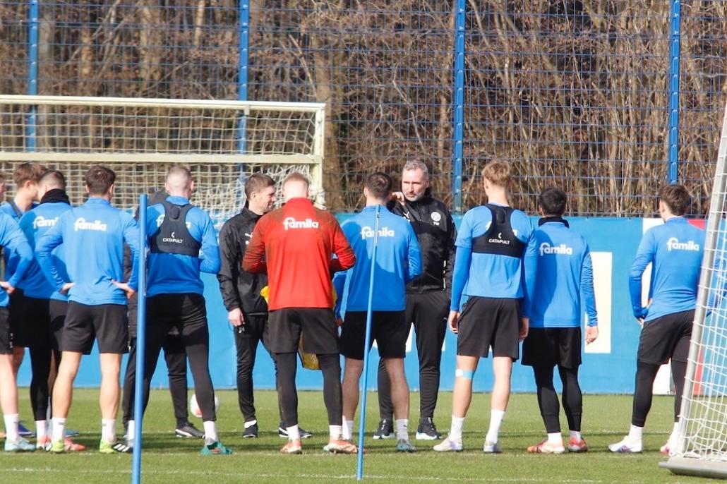 Zurück an alter Wirkungsstätte: Tim Walter leitet das Training von Holstein Kiel nachdem er bereits in der Saison 2028/2019 an der Förde tätig war.