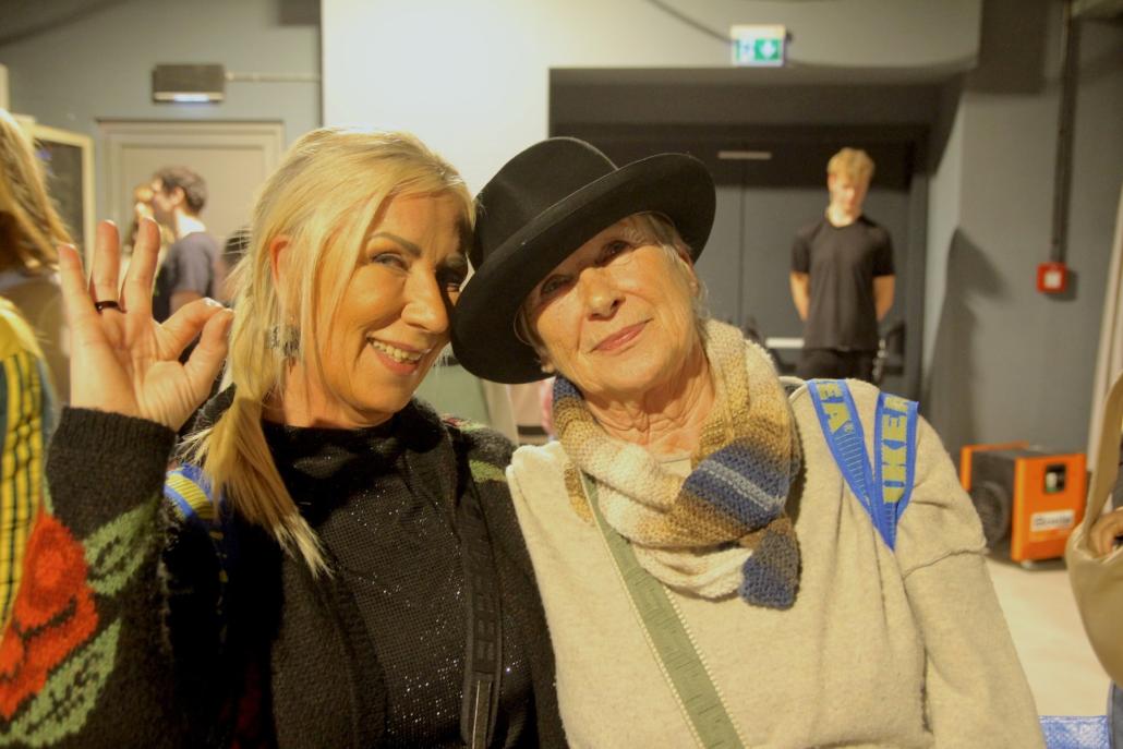 Erfolgreich verhandelt: Für den schwarzen Hut gab es satte 70 Prozent Nachlass – die Freude darüber war den beiden Besucherinnen deutlich anzusehen.