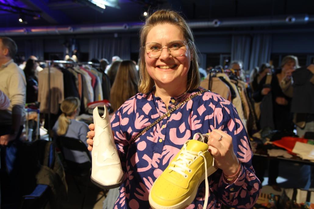 Farbenfroh und auffällig: An diesem Stand wechselten unter anderem gelbe Sneakers und weiße Stiefel die Besitzerin.