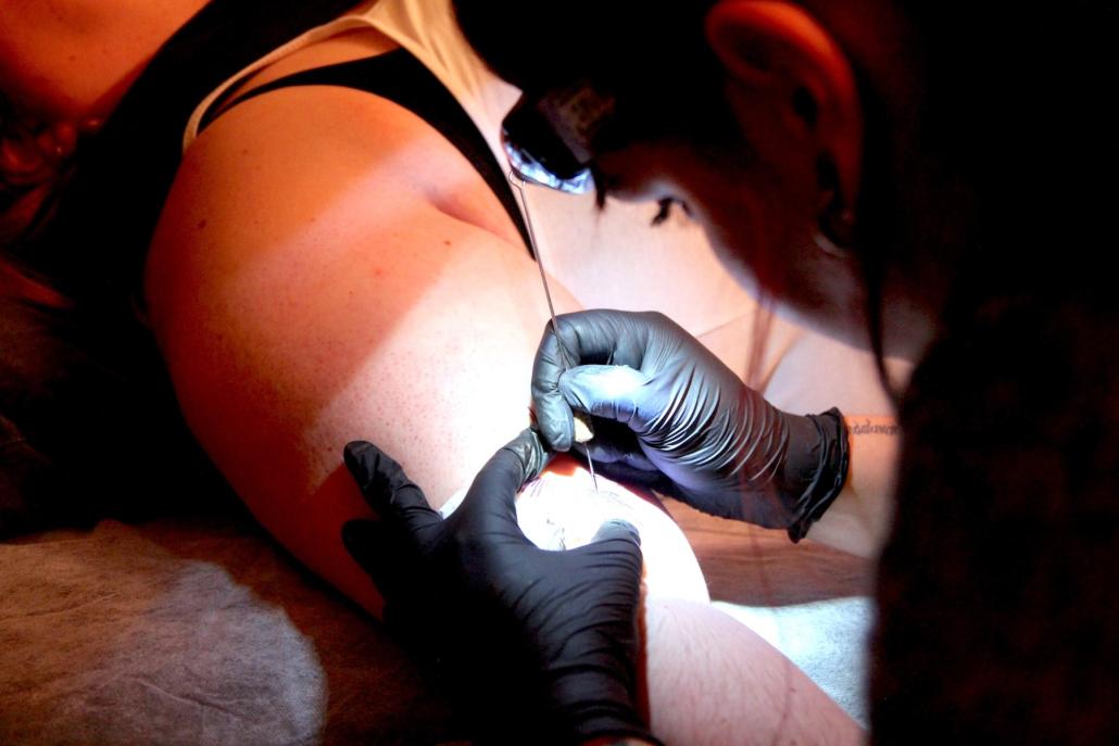 Spontane Körperkunst: Am Stand von Tattoo Mind konnten sich Besucher*innen direkt vor Ort tätowieren lassen.