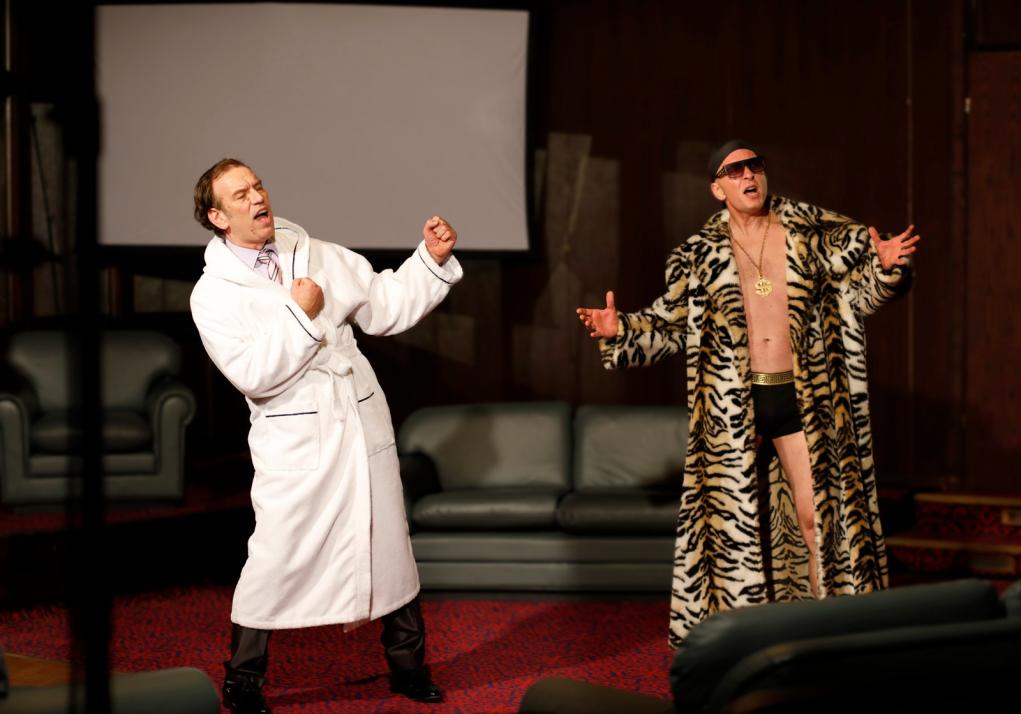 List, Lüge und große Bühne: „Tartuffe“ von DeichArt am 7. März um 20 Uhr in der Maritim Backbord Lounge Kiel.