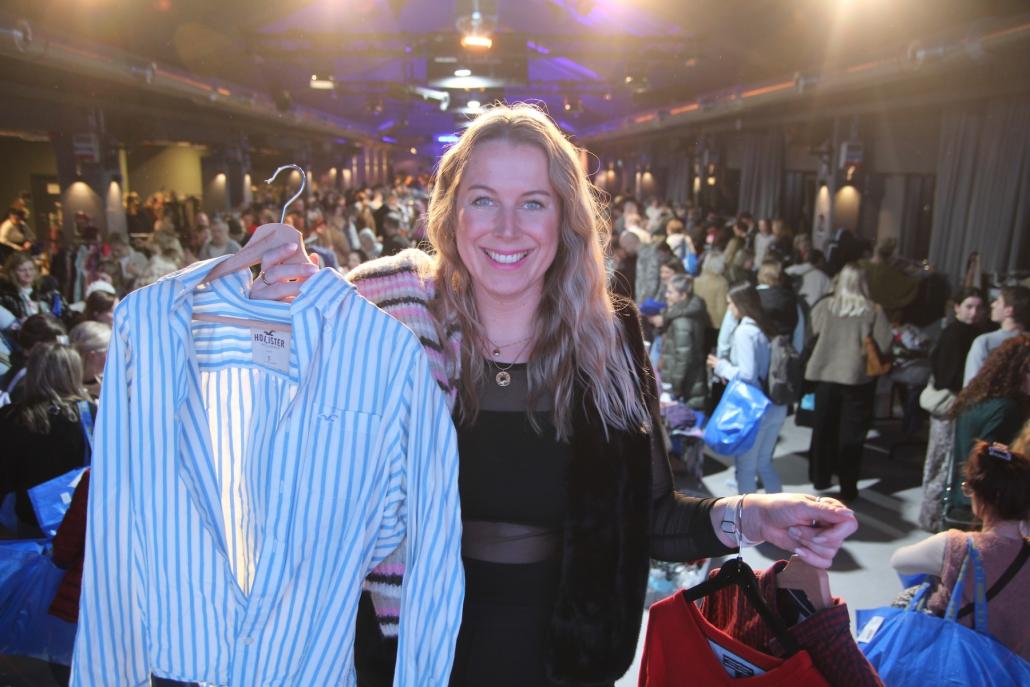 Förde-Fräulein Kathrin Mandel begrüßt die Gäste – hinter ihr eine gefüllte Halle 400, in der an über 120 Ständen gestöbert wird.