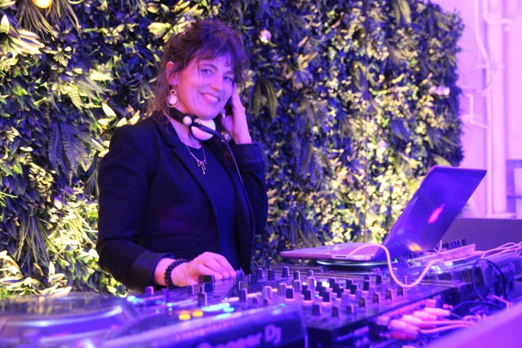 Sorgte für den passenden Soundtrack des Abends: DJ Nina begleitete Flohmarkt und After-Show musikalisch.