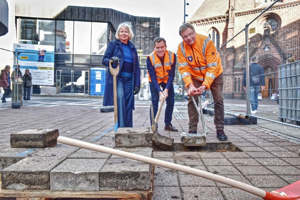 Doris Grondke, Stadträtin für Stadtentwicklung und Bauen, Oberbürgermeister Ulf Kämpfer und Peter Bender, Leiter des Tiefbauamts beim Spatenstich in der Holstenstraße.