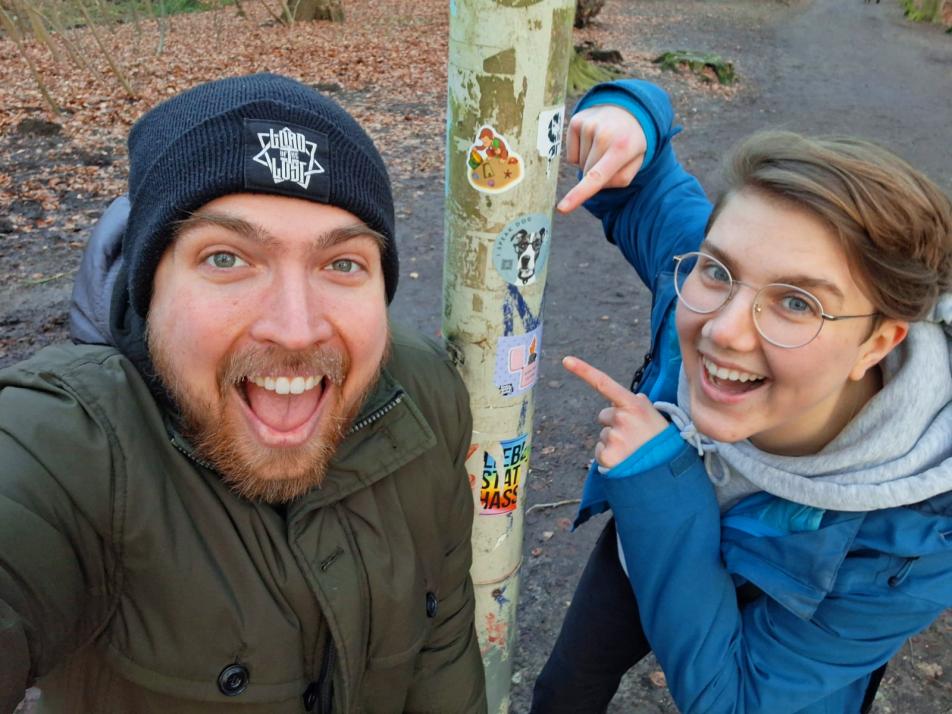 Paul Rasmus Lindhorst und Charlie Brodersen widmen ihr Forschungsprojekt der Kieler Stickerlandschaft.