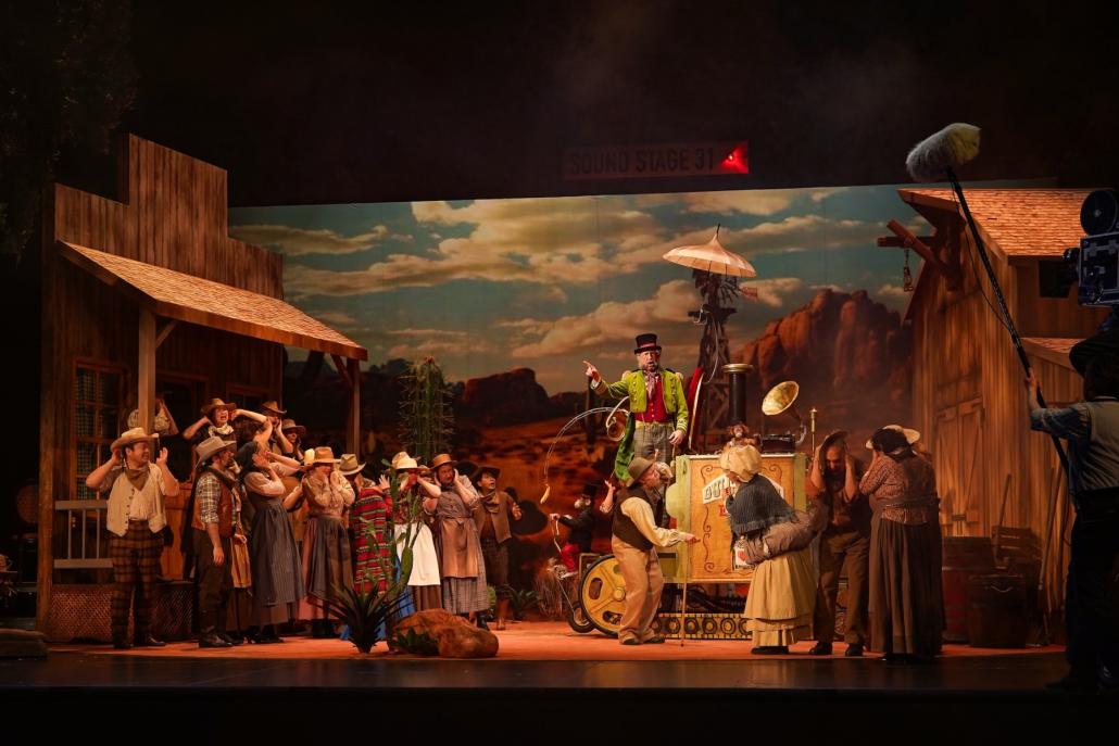 Dulcamara (Matteo Maria Ferretti), der Quacksalber, hält Einzug ins Dorf.