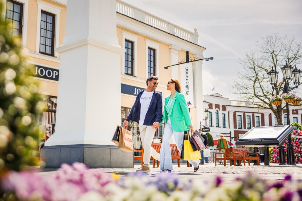 Gemeinsam auf Schnäppchenjagd: Im Designer Outlet Neumünster bricht die Shopping-Saison an. Nur 30 Minuten von Kiel entfernt warten über 130 Top-Marken mit bis zu 70% Rabatt.