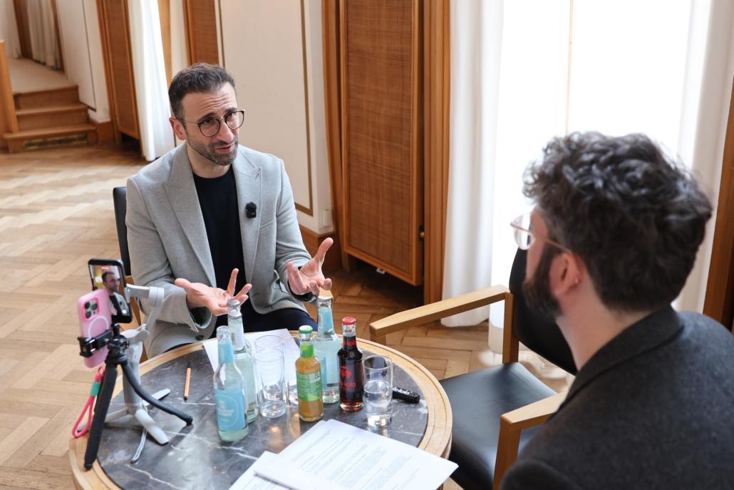 Samet Yilmaz im Gespräch – wenige Wochen vor seinem Amtsantritt als 
neuer Oberbürgermeister in Kiel