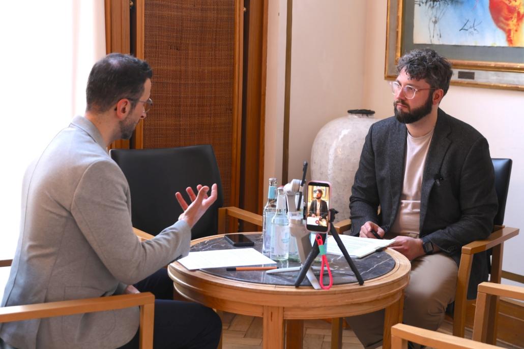 Samet Yilmaz im Gespräch mit der KIELerleben-Redaktion im Ratssaal der Rathauses in Kiel.