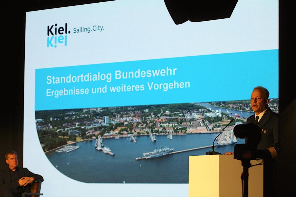 Zeitenwende in Kiel? Flottillenadmiral Christian Walter Meyer erklärt die militärische Notwendigkeit. Ein Deal, der Kiels Stadtplanung auf den Kopf stellt.