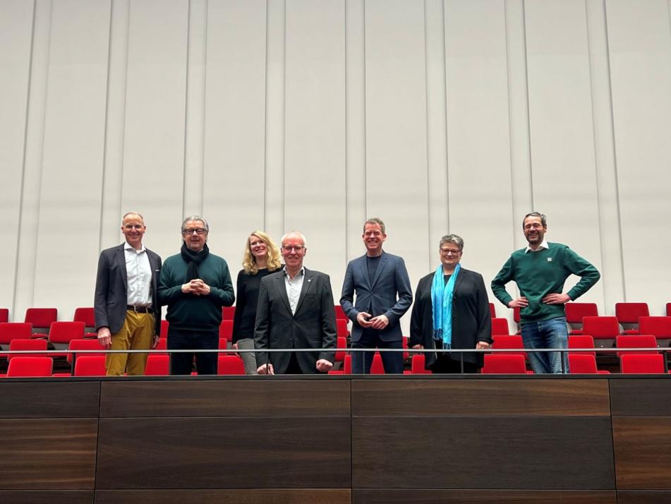 Sie freuen sich, wenn im Schloss künftig eine moderne Konzertsaalorgel zum Einsatz kommt (von links): Konzerthausdirektor Tobias Scharfenberger, Generalintendant Daniel Karasek, Sara Risch (Orchestervorstand), der ehemalige GMD Georg Fritzsch,...