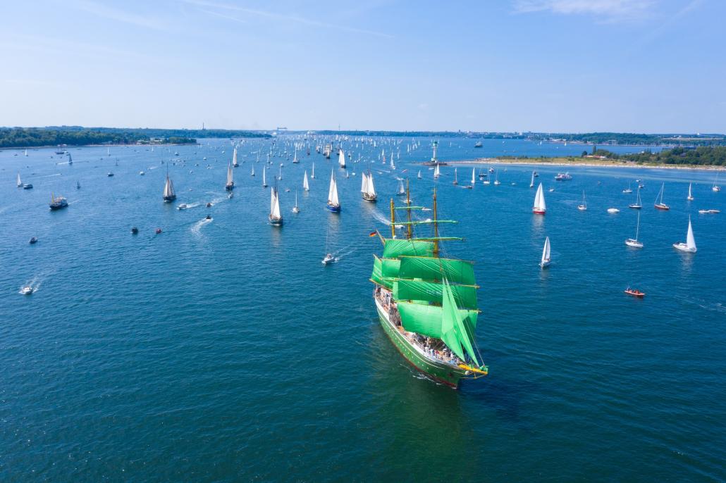 Erlebe die KiWo aus einer einzigartigen Perspektive und buche einen der vielen Segeltörns.
