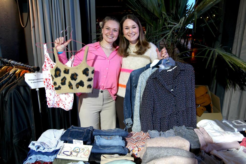 Celia Mennerow und Dana Wilhelmsen haben beim ersten Förde Fräulein Flohmarkt erfolgreich verkauft.