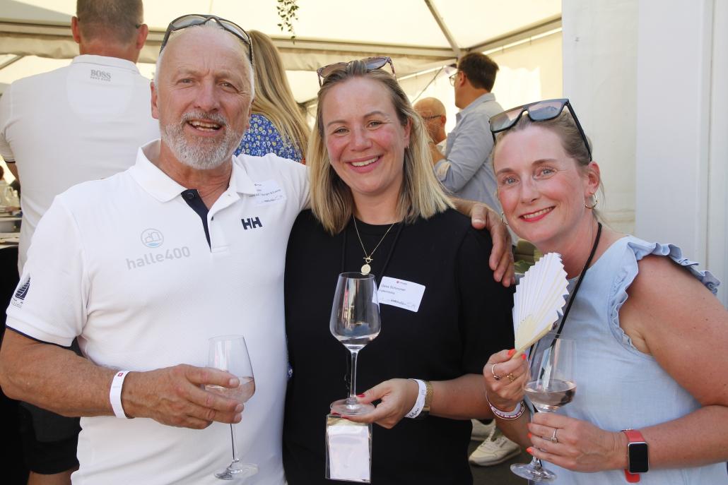 Die Regio-Geschäftsführerinnen Kathrin Wesselmann und Gesa Schimmer (v.l) gemeinsam mit Lars Bracker von der Halle 400 beim Nordmedien-Abend an der Fördebühne.