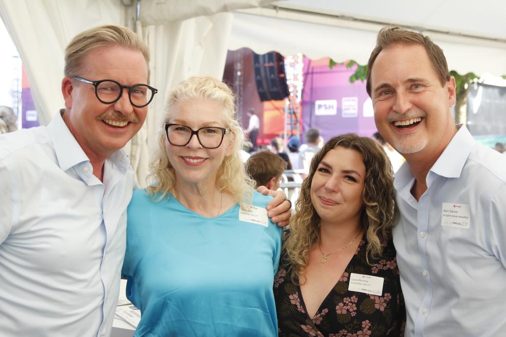 Gute Stimmung unter Gästen: Immobilienmaklerin Doris Heldt und Friseur Björn Donner im Austausch mit weiteren Gästen des Nordmedien-Abends.