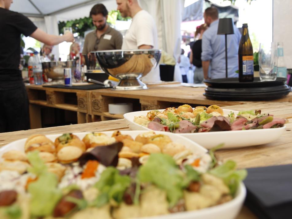 Auch kulinarisch bestens versorgt: Das Catering sorgte mit feinen Snacks für die passende Begleitung zu Drinks, Gesprächen und Musik.