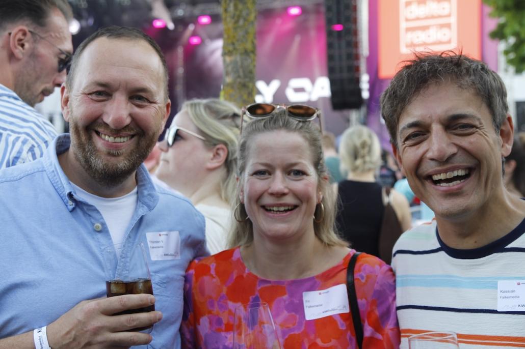 Das Team von falkemedia mit Gründer Kassian Alexander Goukassian, Head of People &amp; Culture Friederike Ewers und Logistik-Chef Thorsten Voss beim Nordmedien-Abend auf der Kieler Woche.