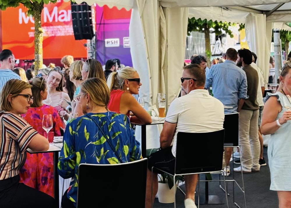 Ein Abend direkt an der Fördebühne: Bei bestem Wetter genossen die Gäste der falkemedia Regionalmedien die Kieler Woche mit Blick auf die Bühne und Live-Musik von Ivo Martin.