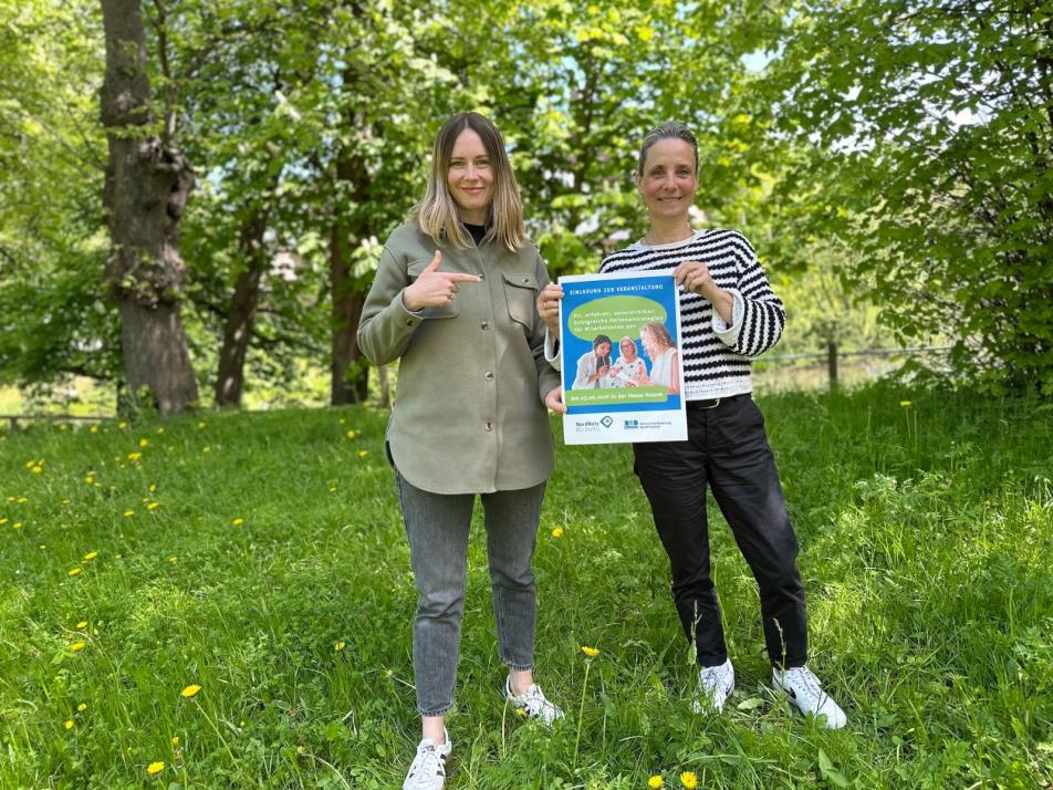 Stefanie Goelling (li.) und Christina König (re.) laden Unternehmen zur Jahresveranstaltung von NordNetz Bildung ein.

