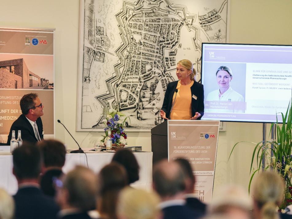 In kurzen Präsentationen stellten die UKSH-Expertinnen und -Experten ihre persönliche Projekte vor. Im anschließenden Austausch entstand ein direkter Dialog zwischen den Kuratorinnen und Kuratoren sowie den Expertinnen und Experten.