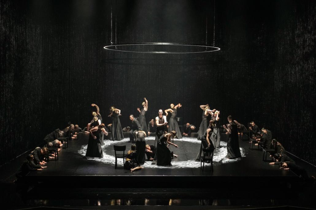 Die minimalistische Bühne zwingt zu einer Fokussierung auf das Wesentliche. Ein Glück für die Inszenierung dieser Mozart-Oper.