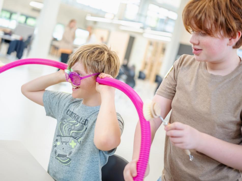 Bennet und Piet bearbeiten dieStation „Reizüberflutung“ zum autistischen Spektrum