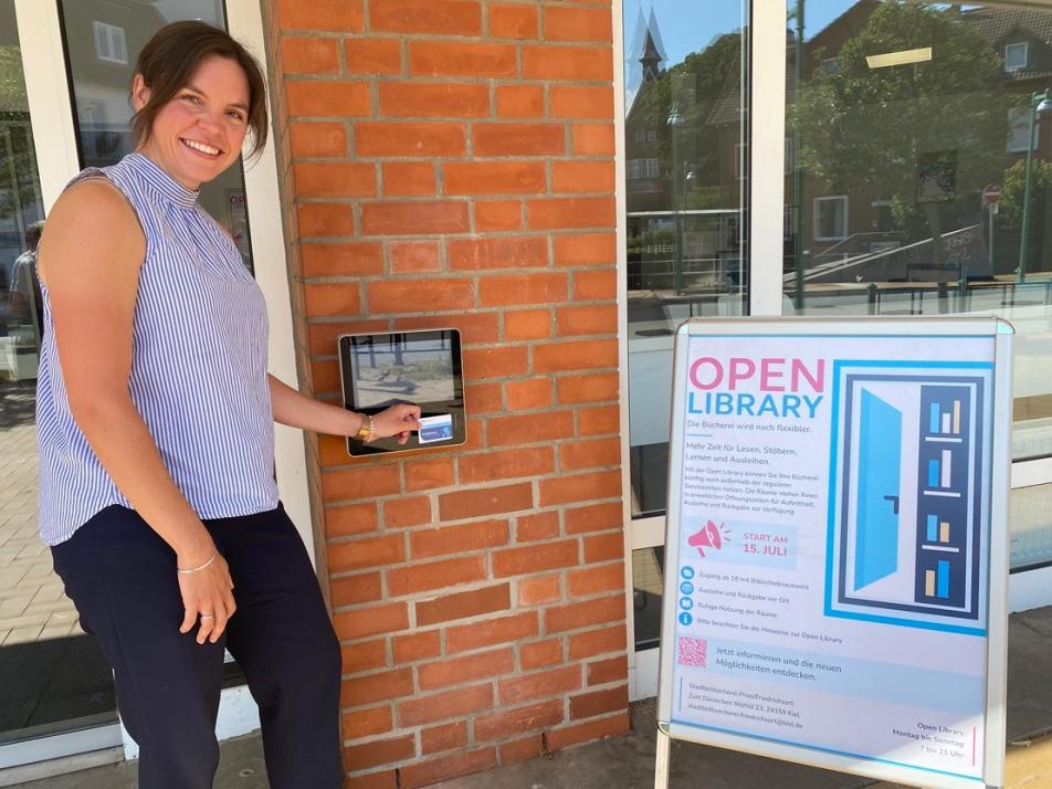 Kiels Kulturdezernentin Dr. Christina Schubert testet den Zugang zur Open Library in der Stadtteilbücherei. 