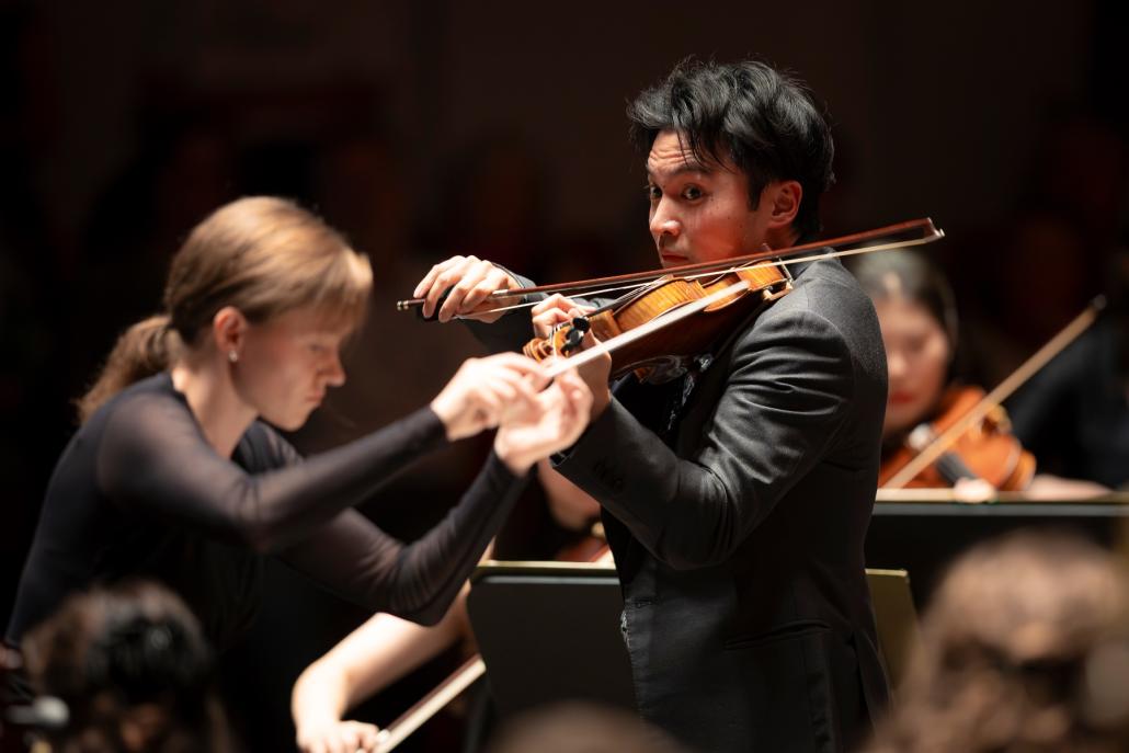 Ray Chen an der Sologeige, voll konzentriert auf Dirigentin Katharina Wincor.