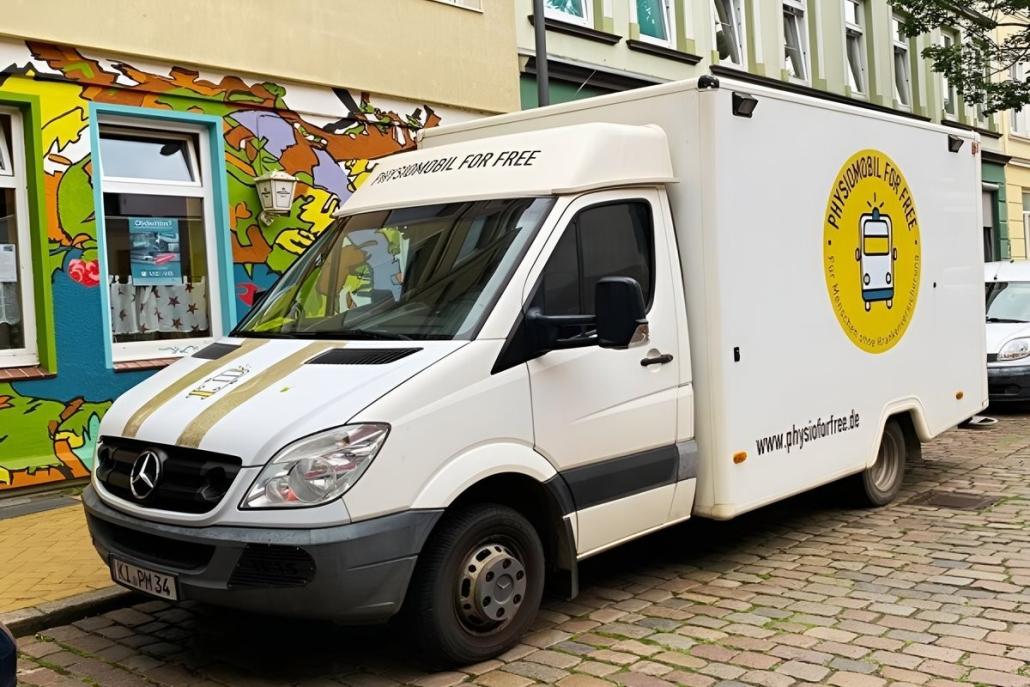 Praxis auf Rädern: Mit dem umgebauten Sprinter bringt das PhysioMobil kostenlose physiotherapeutische Hilfe direkt zu den Einsatzorten im Kieler Stadtgebiet.