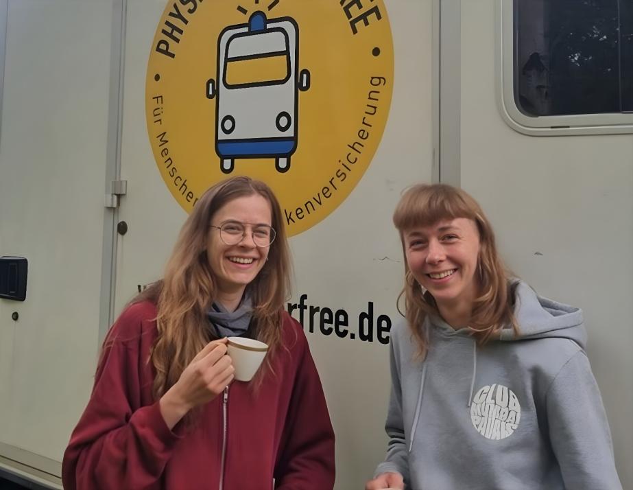 Engagiert für Schmerzfreiheit: Das Team des PhysioMobils versorgt wöchentlich mittellose Menschen, die sonst keinen Zugang zu physiotherapeutischer Behandlung hätten.